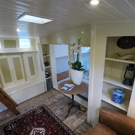 Boutique Houseboat Johanna Bed & Breakfast