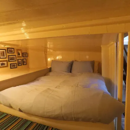 Boutique Houseboat Johanna Bed & Breakfast Amsterdam
